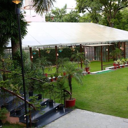 Inderlok Hotel Dehradun Exteriör bild